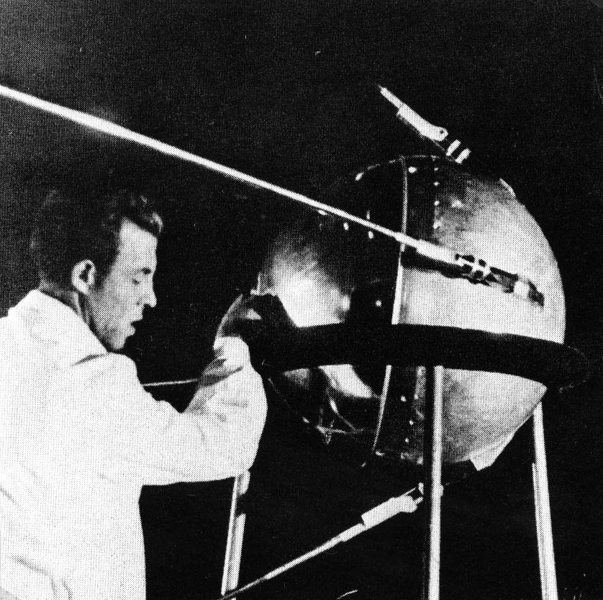Sputnik_1_before_launch_in_October_1957_pillars